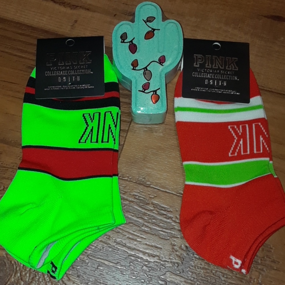 🎄🎄All🆕️VS💕sock and bath bomb bundle💖